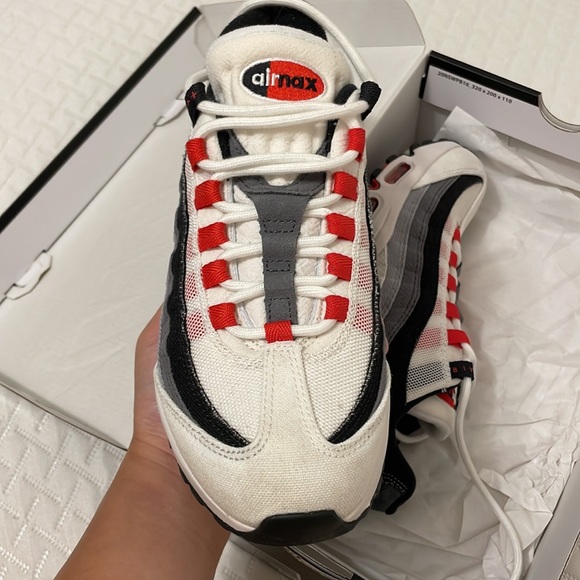 Nike Air Max 95 Summit White/Chile Red, size 7.5 women (size 6 men) - Picture 2 of 6